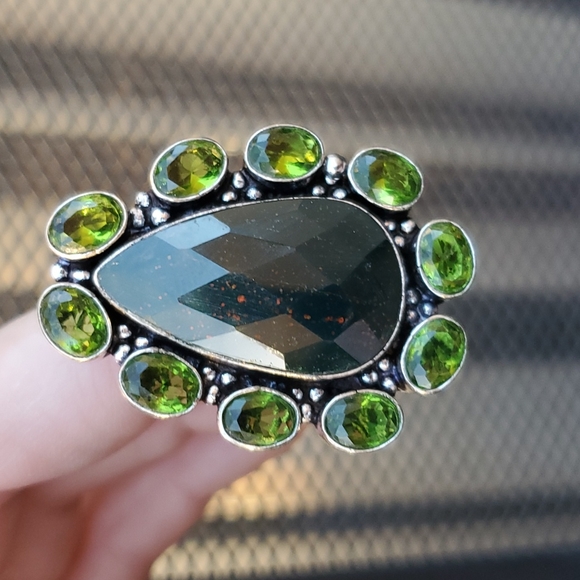 New Oversized Faceted Bloodstone and Peridot 925 Silver Ring. - Picture 2 of 16